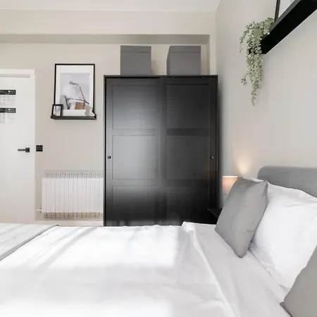 Coliving Gran Via Carlos Iii * Barcelona